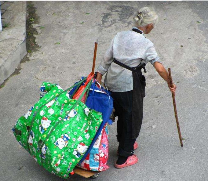 24岁姑娘与85岁老人拍婚纱照,24岁小伙和84岁老奶奶拍婚纱照