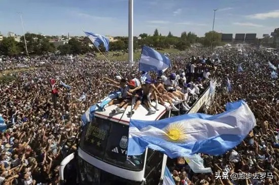 为什么说阿根廷夺冠梅西能封王,阿根廷夺冠梅西环绕球场