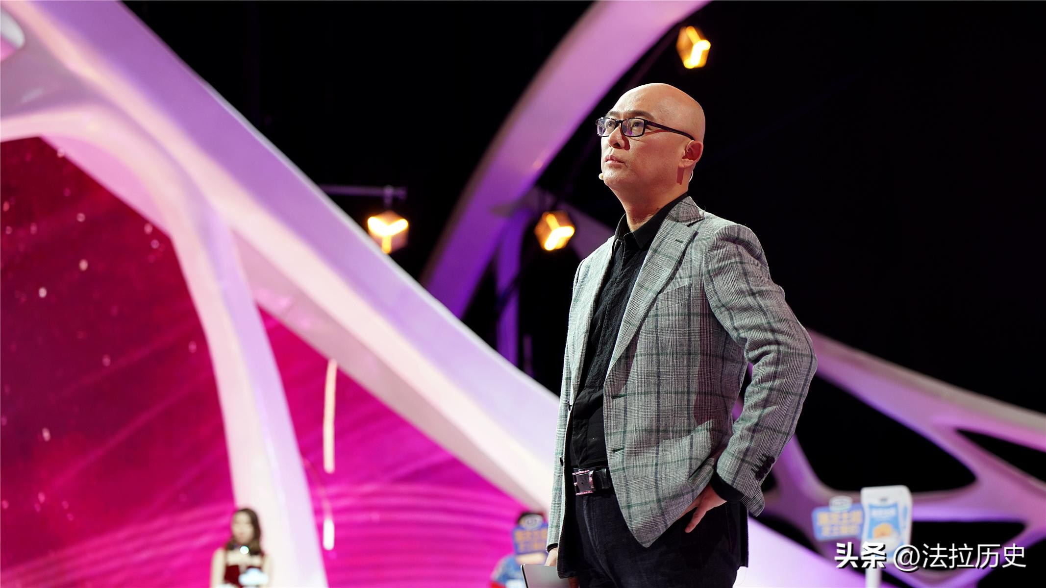 乐嘉喝天价矿泉水,乐嘉沦落街头卖矿泉水