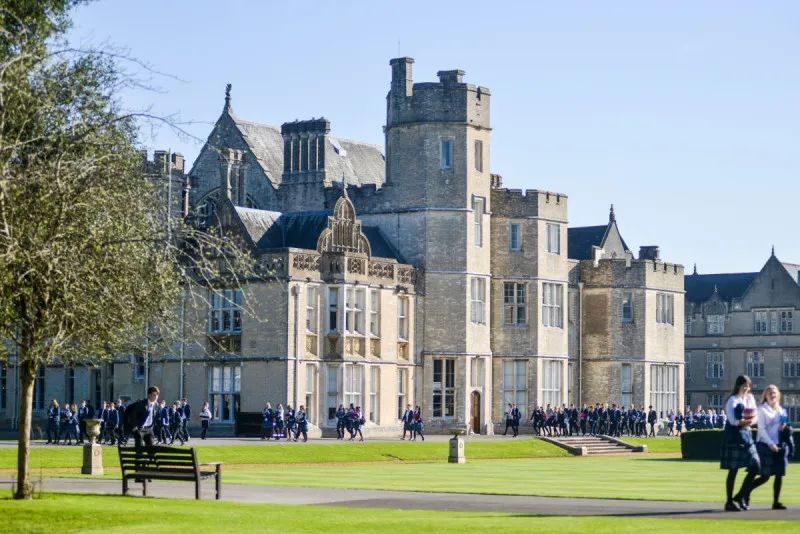 秋日漫步：英国私校美景巡礼，孩子们喜欢哪一所？