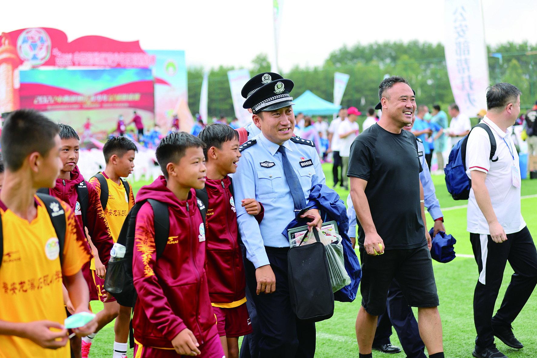 藏蓝支教“黔”方有梦公安部定点帮扶少年足球队赛后侧记