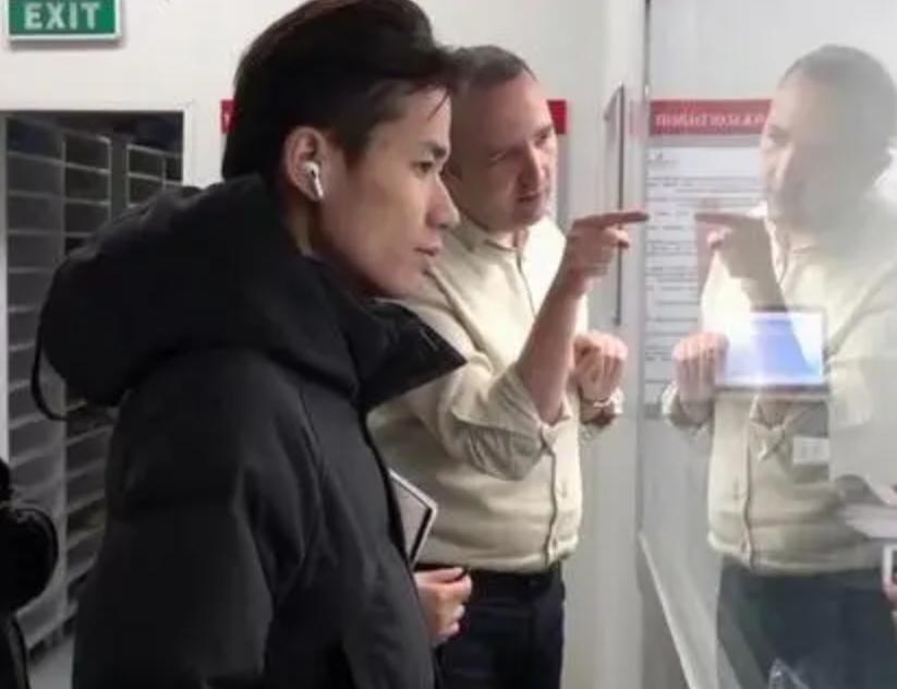 雇*火军**商当保镖，单笔订单上亿！广东小伙出国买口罩，只为赚钱？