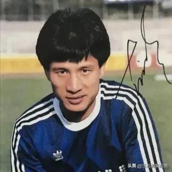 中国足坛十大传奇右边锋,足坛历史左右脚最佳阵容