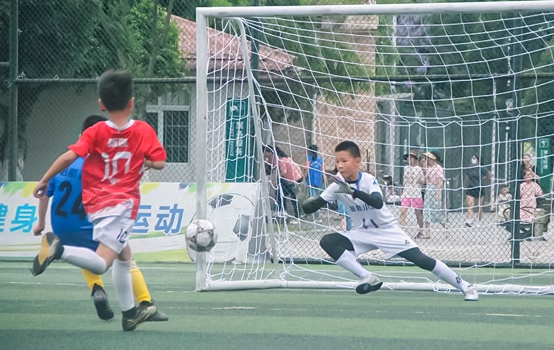 南充：杰K,小学生足球单挑王挑战赛燃情“六一”