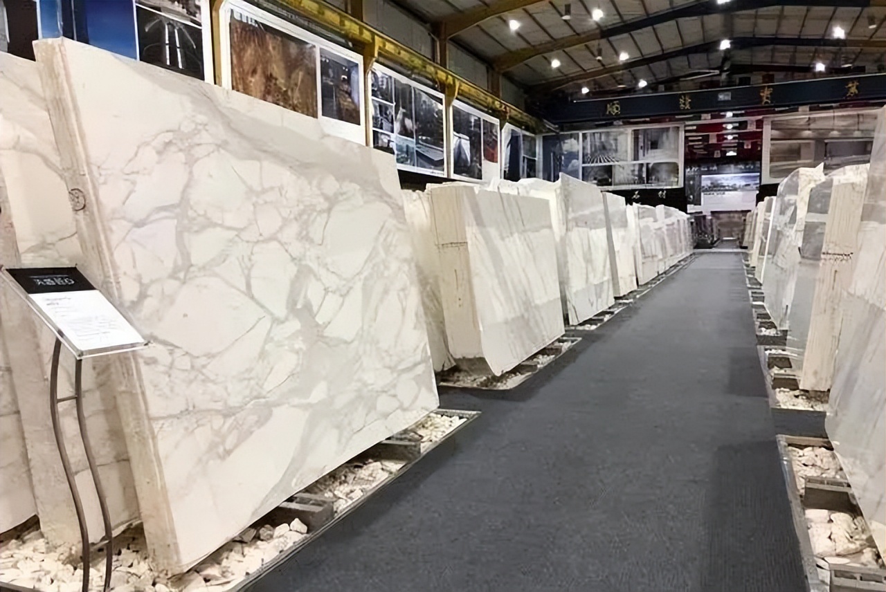 鱼肚白墙砖怎么贴显档次,鱼肚白瓷砖铺贴实景图