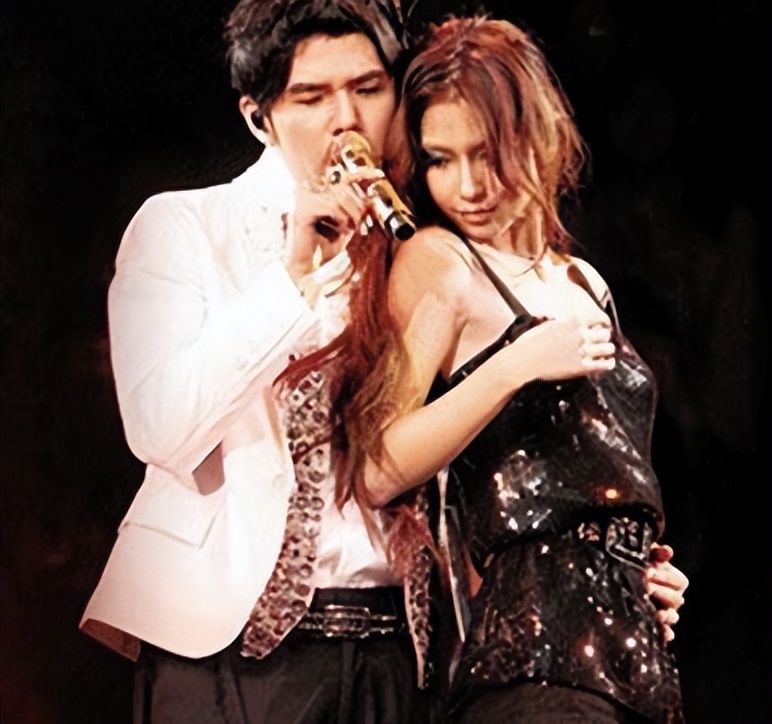 昆凌回应与侯佩岑撞彩虹图,昆凌暗讽侯佩岑