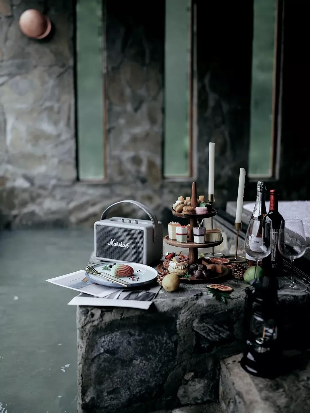 宾馆酒店房间都标配的音箱,顶级酒店房间里的音响