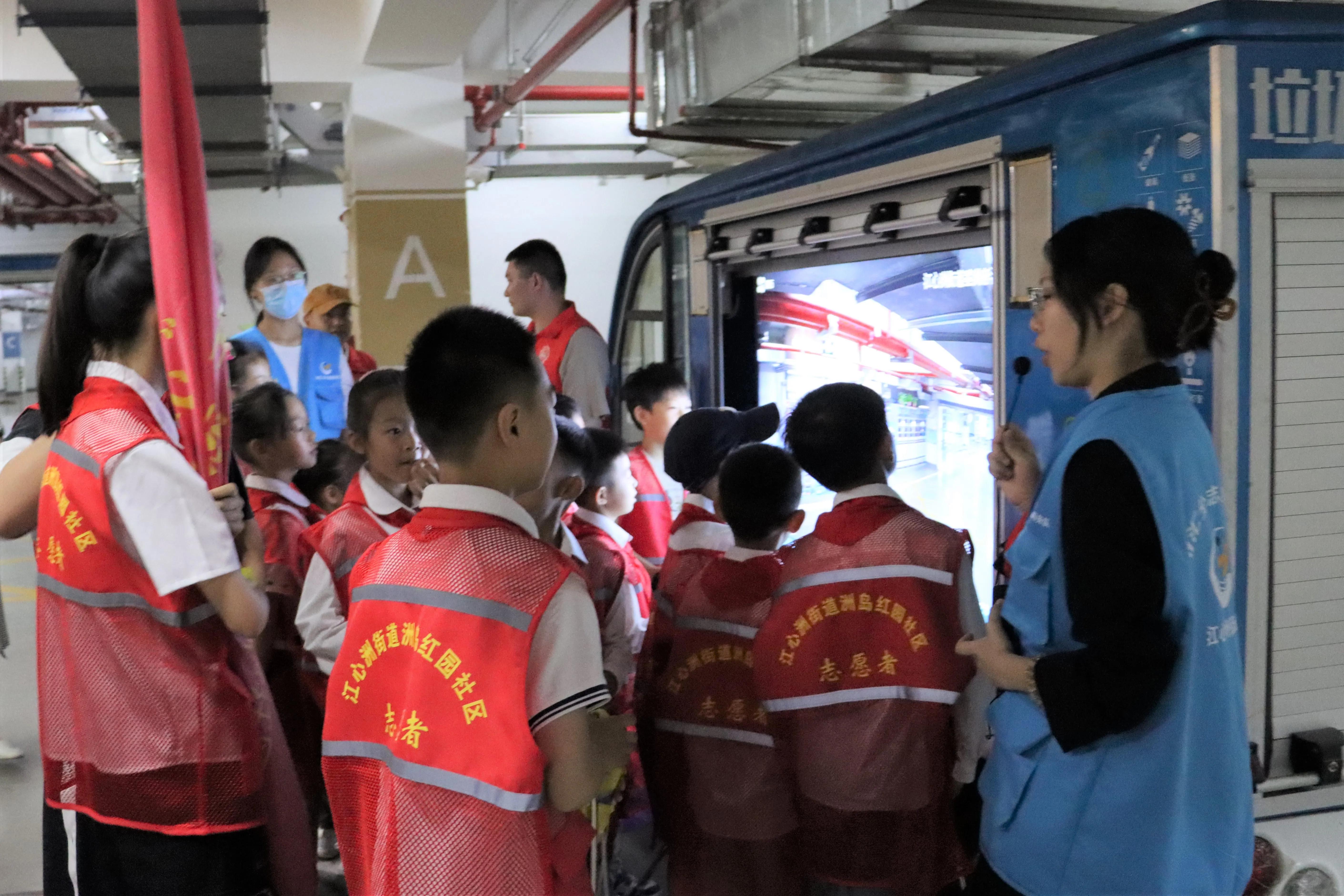 南京建邺区江心洲洲岛红园社区成立“小红鹰”少年志愿者先锋队