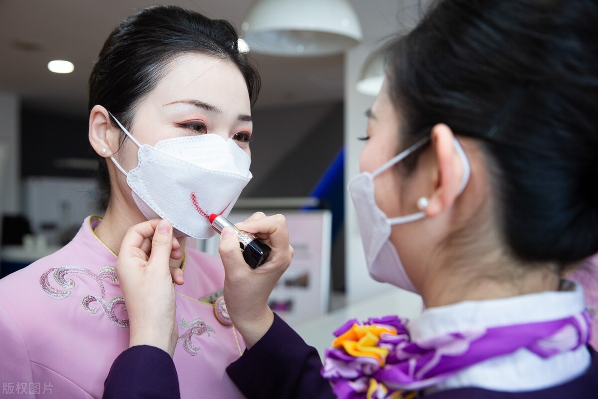 空姐自曝一年工资,空姐自述十年的工资收入