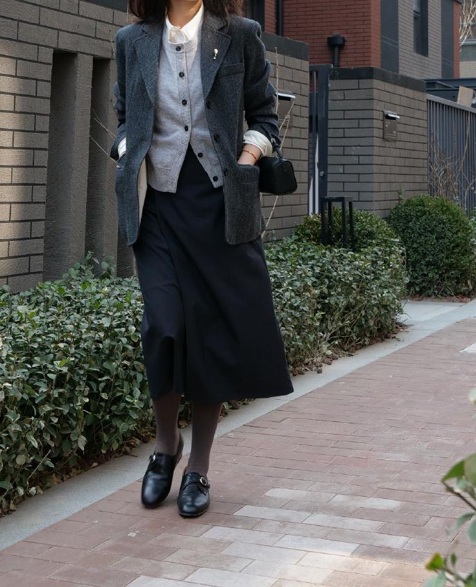 西装半身裙怎么穿显年轻活力,西装半身裙中长款搭配