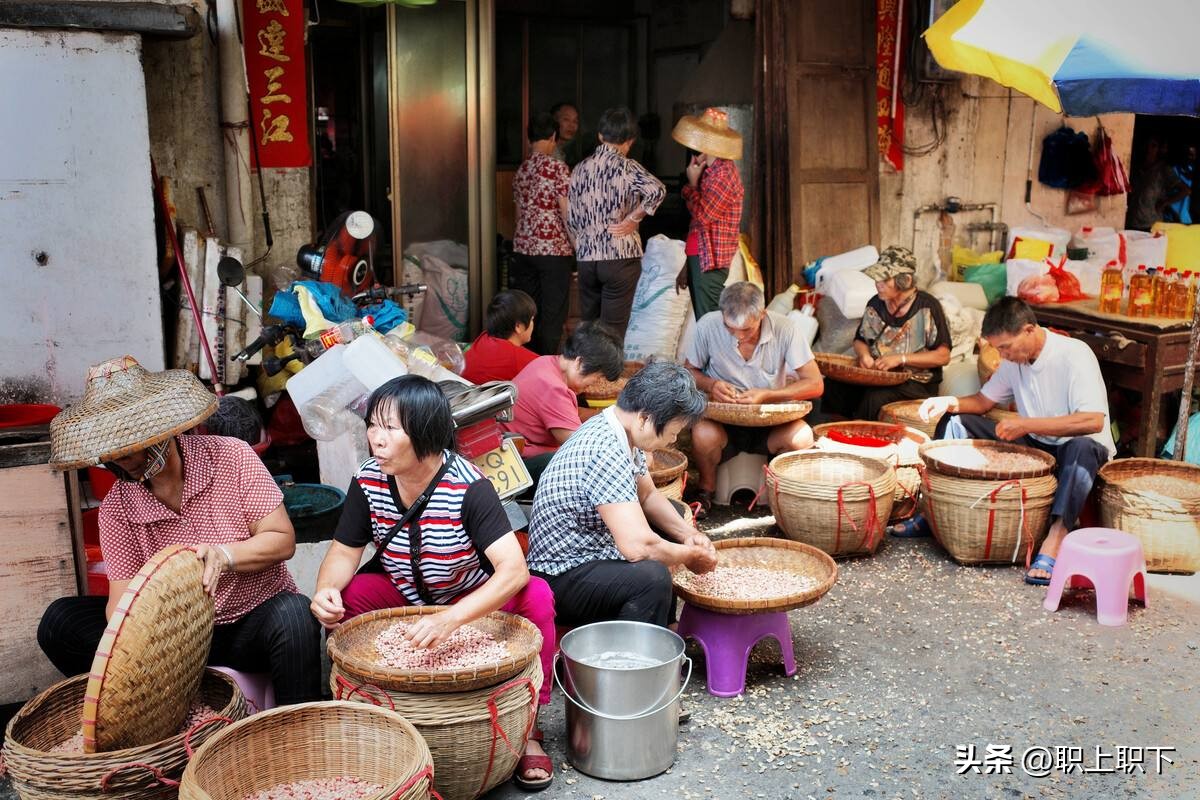 湖南邵阳夫妇在乡场镇给老人拍照月入过万,农村创业有五个风口