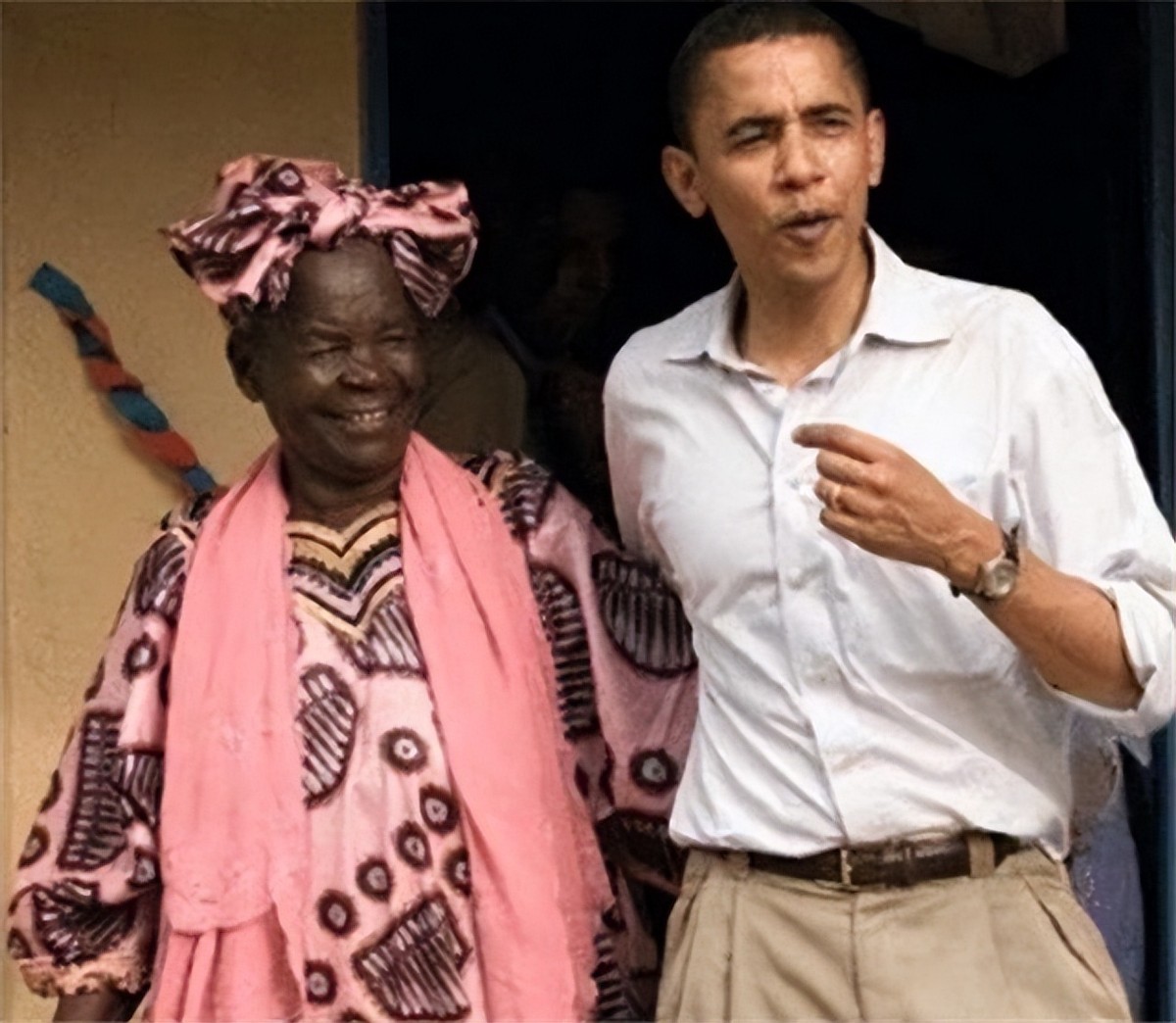 奥巴马第一次回非洲老家：帮祖母扛大米，和兄弟坐在田里喝酒