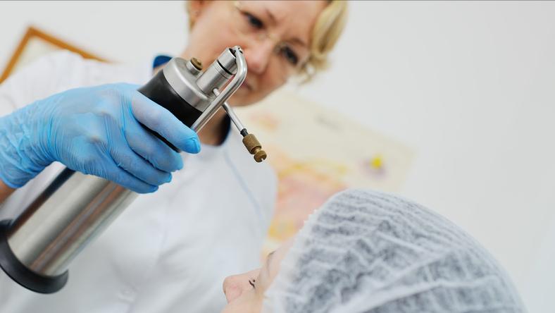 红霉素软膏可以治疗手上老年斑,红霉素软膏可以去除老年斑么