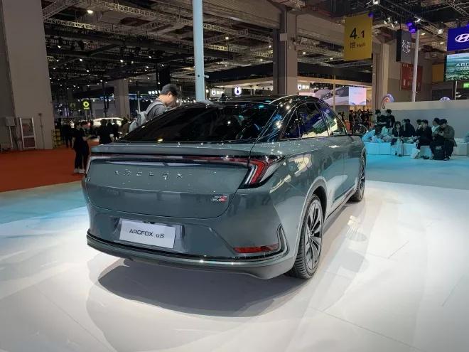 男子送老婆一辆车老婆竟说要离婚,男子送老婆一台新能源电动车