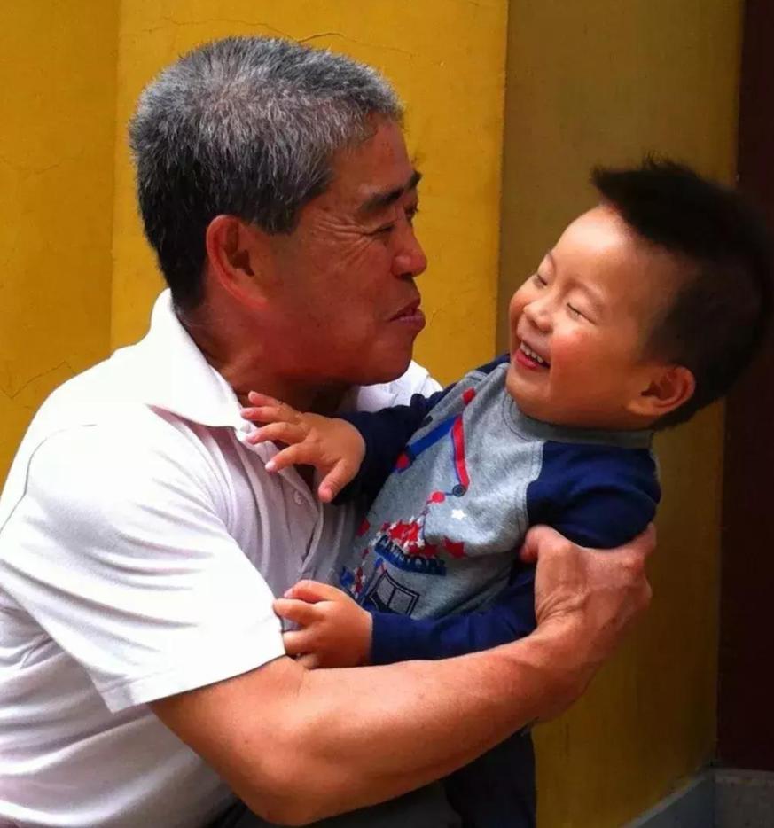 老人干涉教育孩子该怎么办,怎么跟老人沟通孩子管教问题