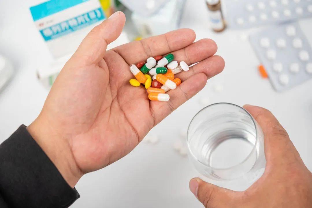 红霉素软膏可以去除老年斑吗,红霉素软膏能去除老年斑吗