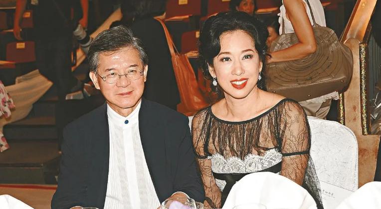 郭晶晶带女儿做灯笼，2人竟用3语对话，小女儿腰果眼神似霍家奶奶