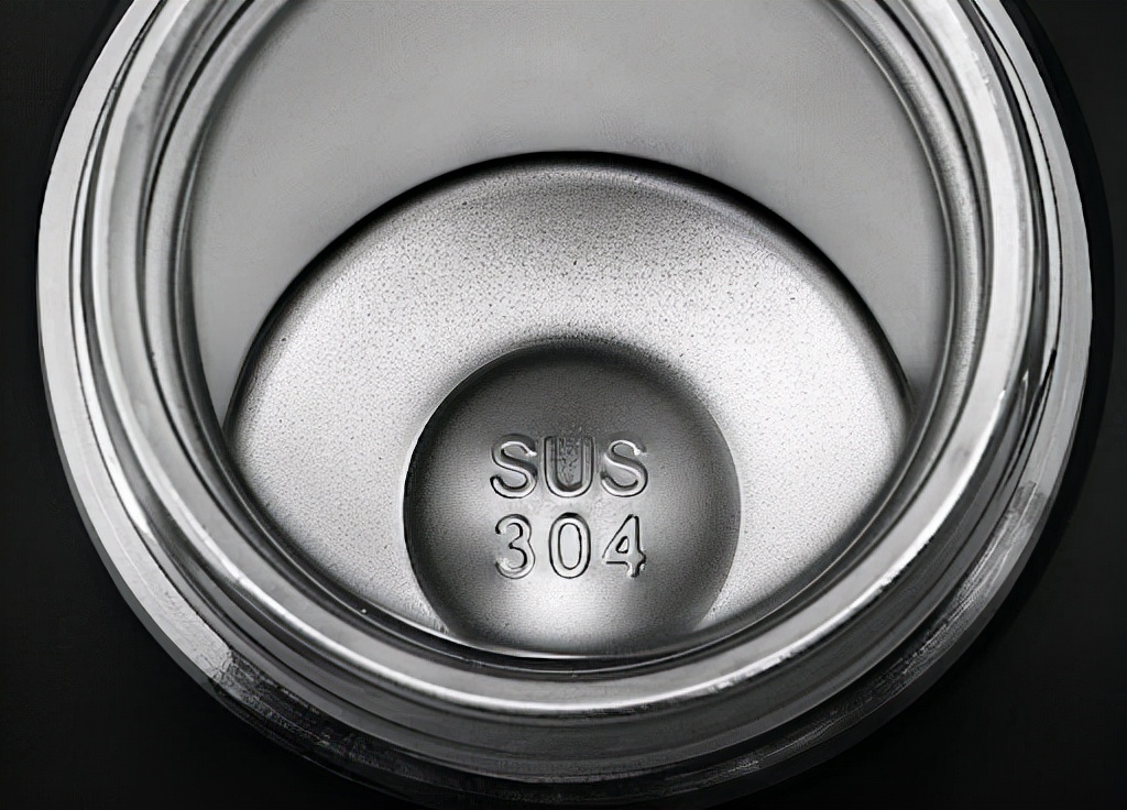 19种保温杯遭央视曝光！重金属超标热水进“毒水”出，家长需谨慎