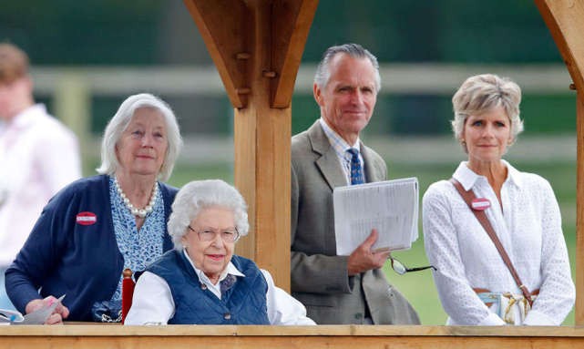 贫穷限制了我的想象力：女王50年来只穿“二手鞋”，还是一个款式