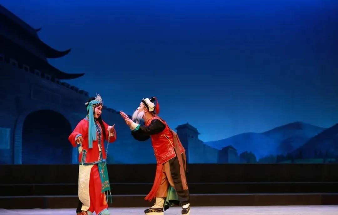 戏曲舞台大屏幕可以用投影仪吗,戏曲舞台幕布是怎样挂的