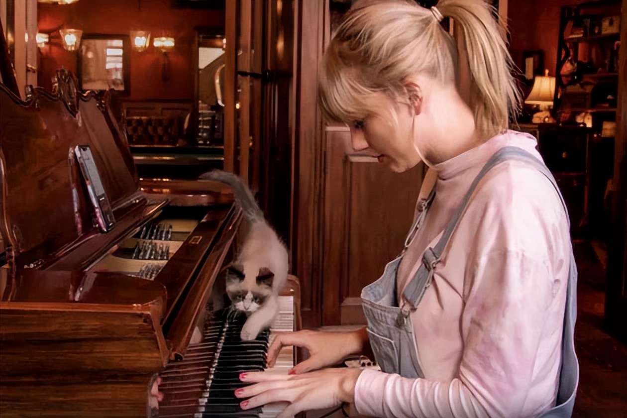 泰勒斯威夫特谈了六年的男友,泰勒斯威夫特与男友十指紧扣