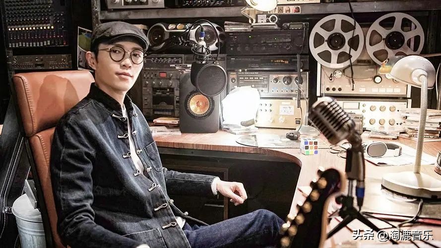 香港第一代粤语歌王,香港唯一不会唱歌的明星