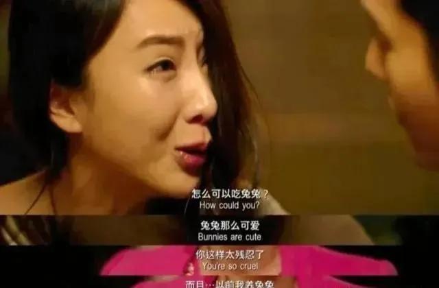 陷害王心凌，红毯故意露*体下**，她就是周迅口中的“骚浪贱”