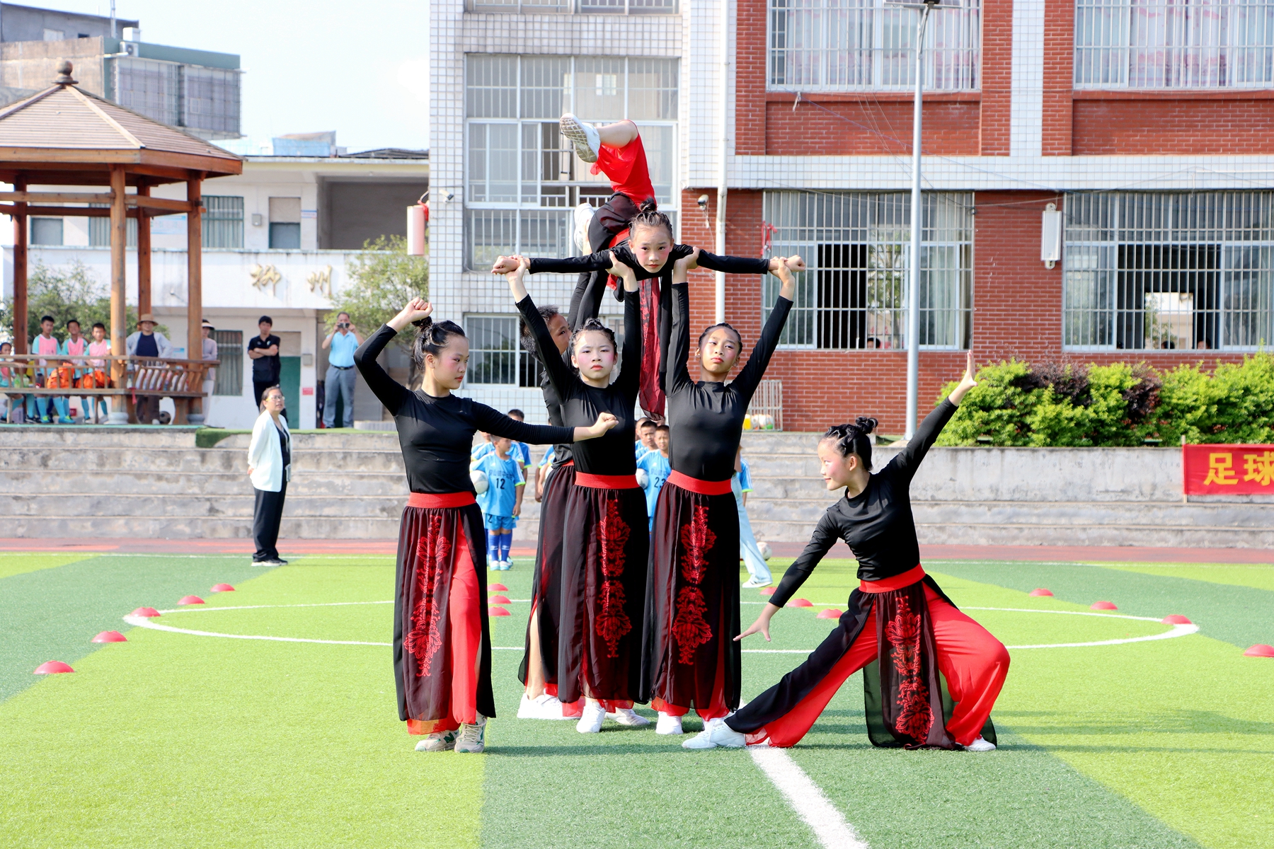 逐梦杯足球比赛小学,小学足球联赛开幕报道