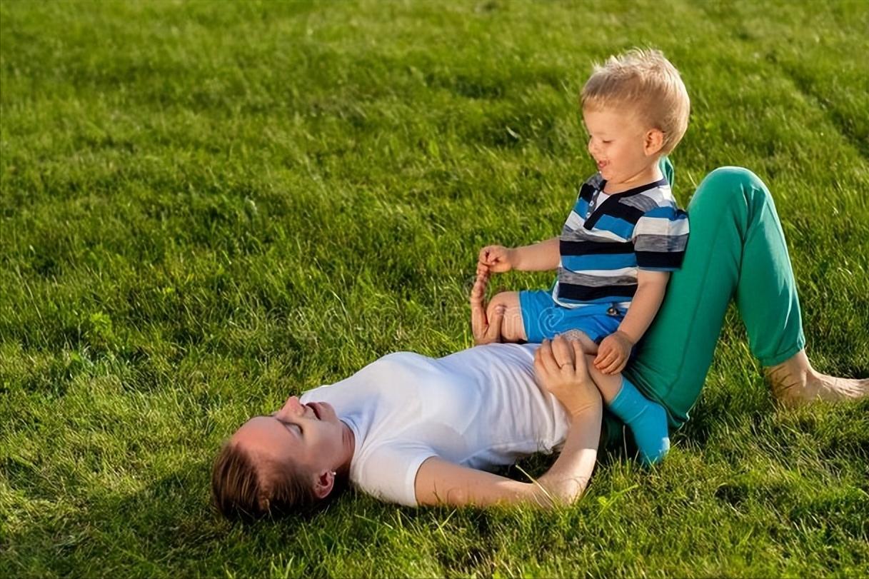 孩子爱玩手机咋办啊,孩子爱玩手机怎么办