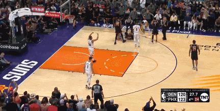 约基奇32分大逆转掘金,约基奇2+1布克