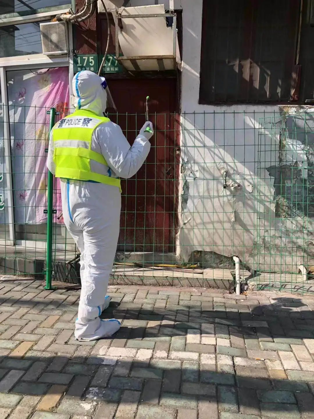 【抗疫一线】上海虹口：从“临时上任”到“居民公认”90后民警如何做好疫情下的小巷总理