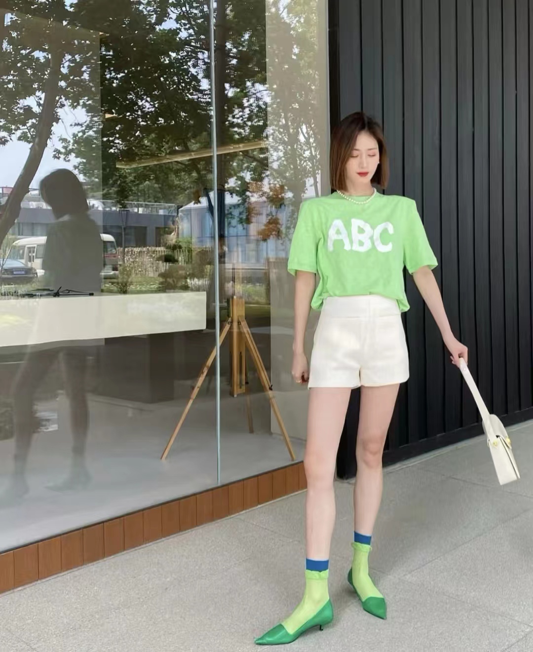 白短裤子怎么搭配衣服和鞋子图片,条纹白色短裤配什么上衣男士