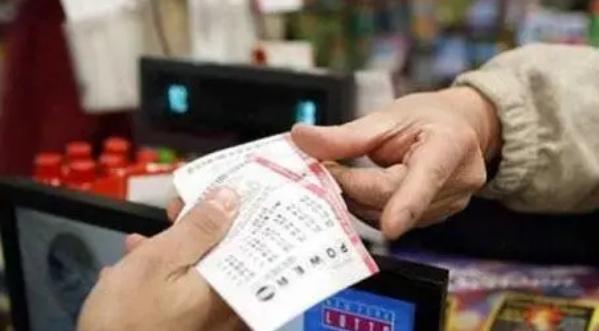 中彩票的钱要求打入什么银行卡 (中了3亿元的彩票如何分配到银行)