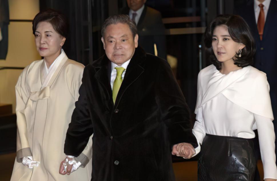 她，身家上亿，执意嫁给保安，离婚被讹8370万，后悔了么？