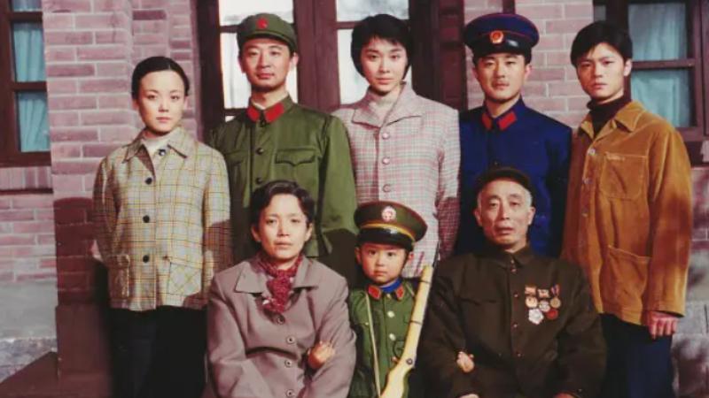 66岁的孙海英，为了21美金，熟练的在垃圾桶捡瓶子