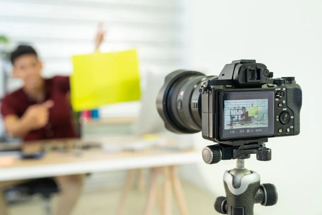 有鬼！直播间里的大牌服饰卖出“骨折价”