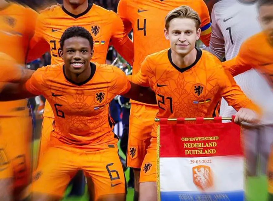 曼联1700万夏窗首签确定，荷甲第二左后卫恐为替补！下一步买中卫