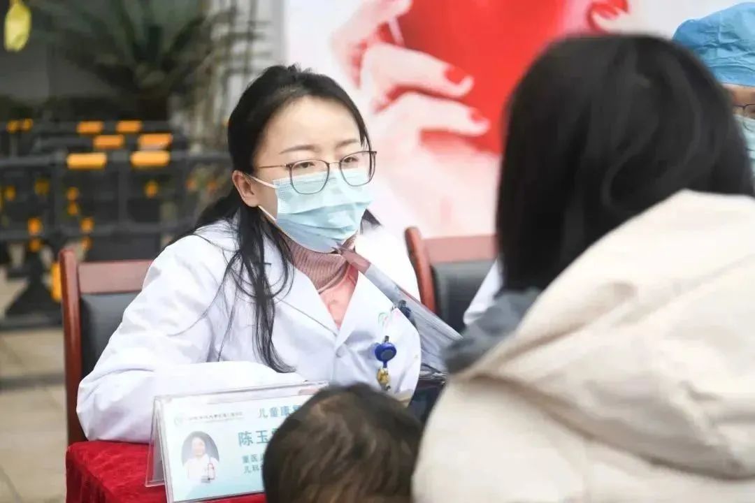 2月8、9日，重医儿院院长李秋率队到宜宾一医院开展免费诊疗活动