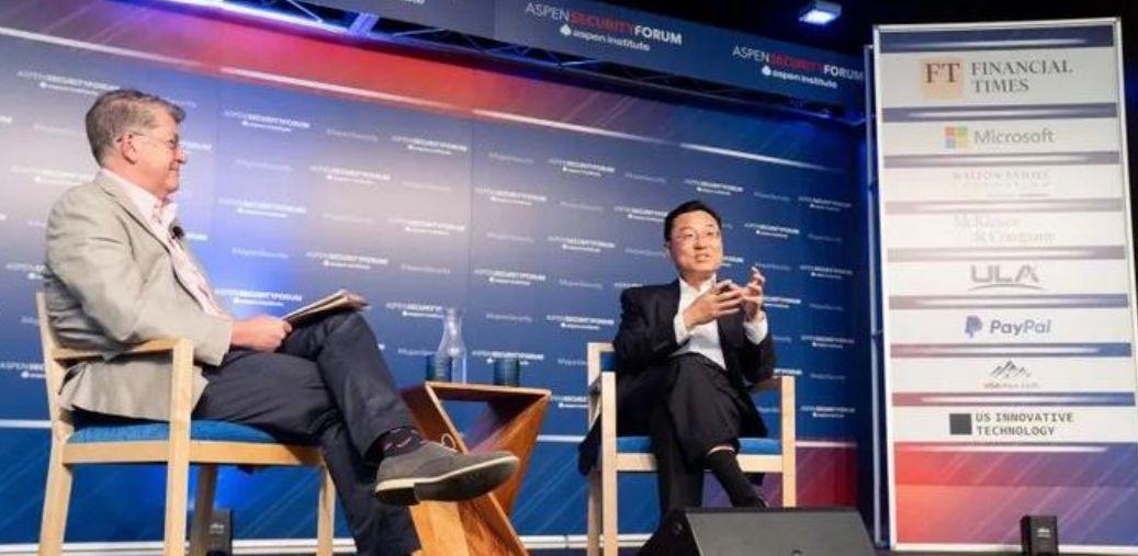 一头犀牛闯进北美野牛群,一头灰犀牛