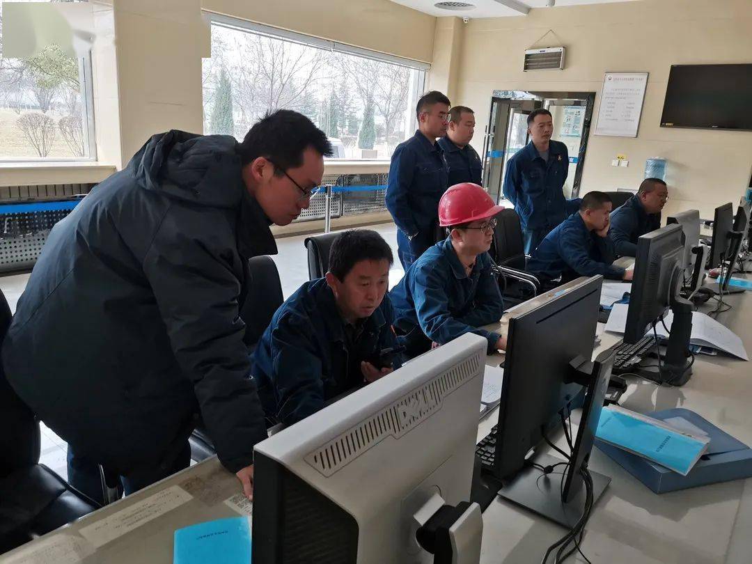 朱民:高校毕业生就业率低于大专中专高中。我认为低于是正常现象