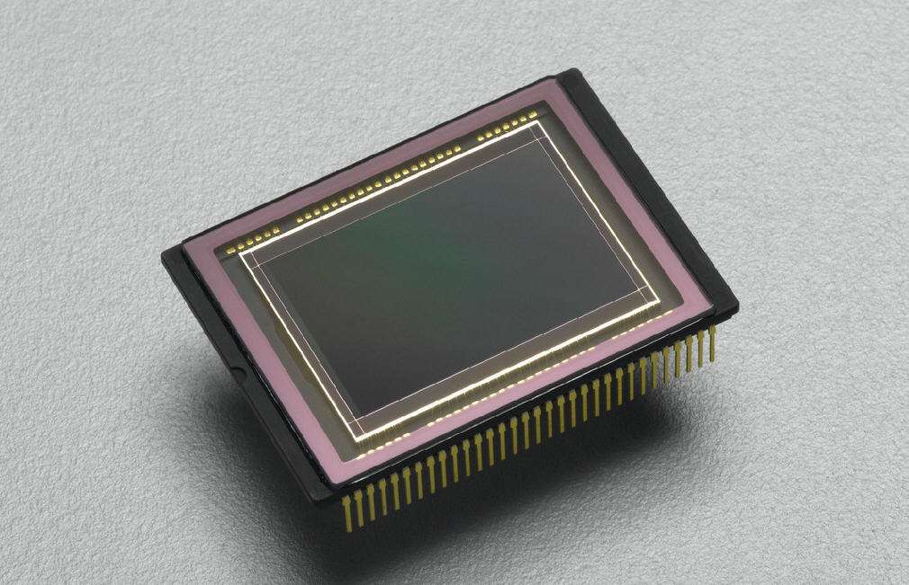 不要用手机直接拍太阳或激光灯，不管你是苹果华为小米，都受不了