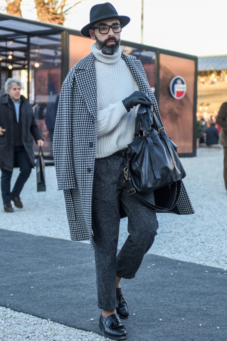 不是我吹，这优雅的灰色裤子，能为你的休闲装扮增添一抹亮色