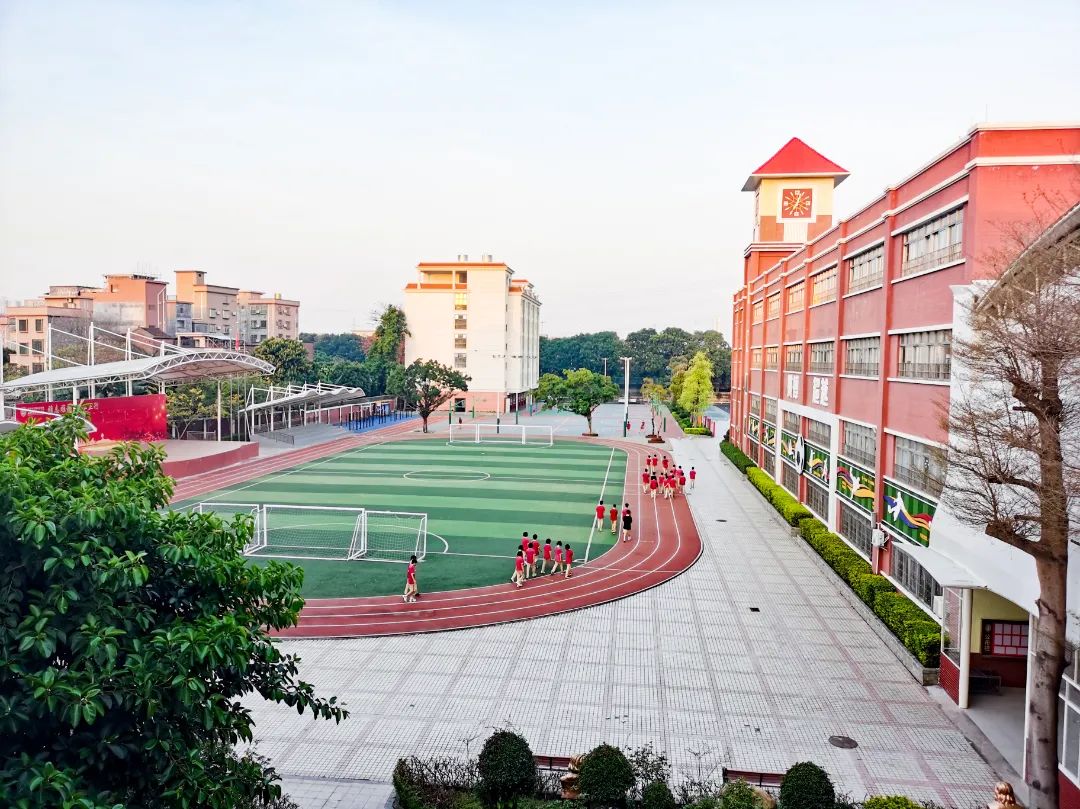 石碣四海学校和东盈学校哪个好,石碣四海学校2023年学费多少钱