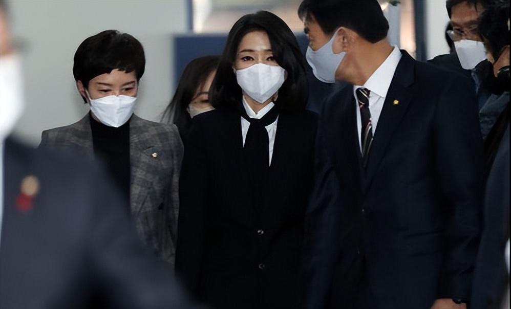 韩国总统夫人金建熙穿搭,韩国现任总统夫人美照