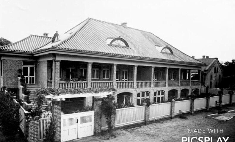 清未老照片：贵族奶娘哺乳小少爷，*女妓**在洋人怀里衣衫不整