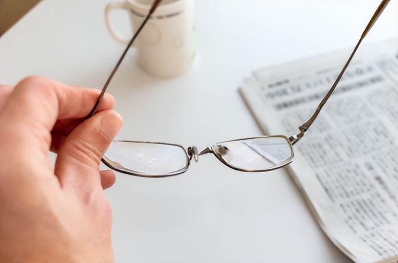 千万不要在黑暗里看手机！50岁的我上个月给双眼动了手术，只求能看清3米内的东西