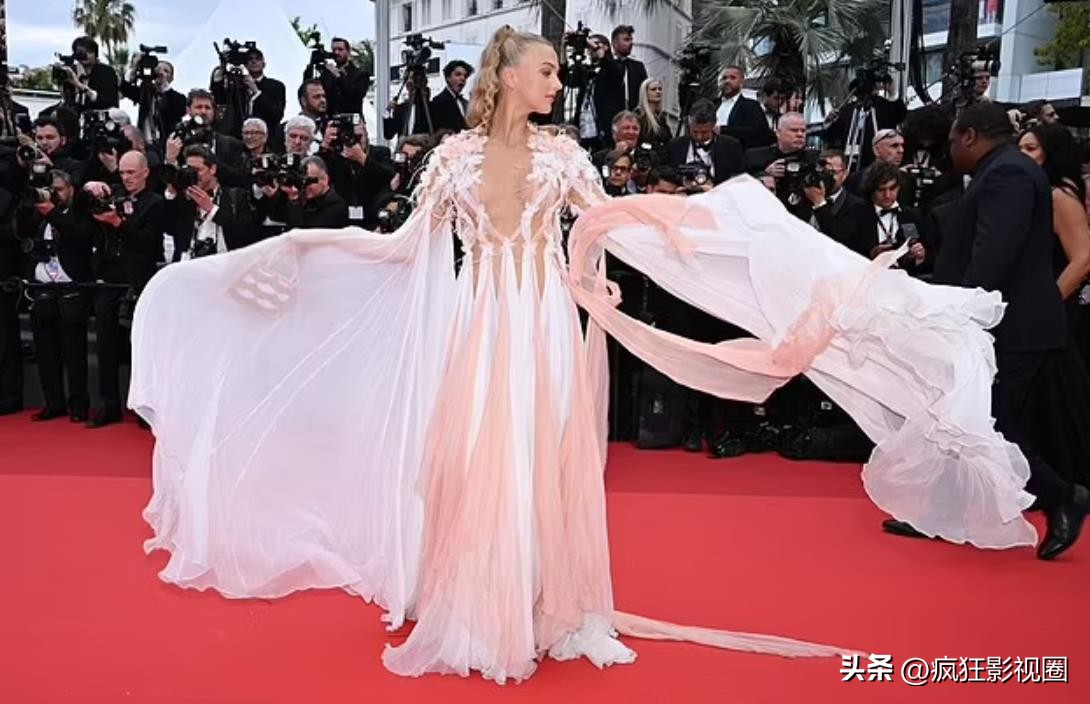 有人穿成玫瑰花，有人真空上阵，戛纳红毯走完了，谁尴尬一目了然