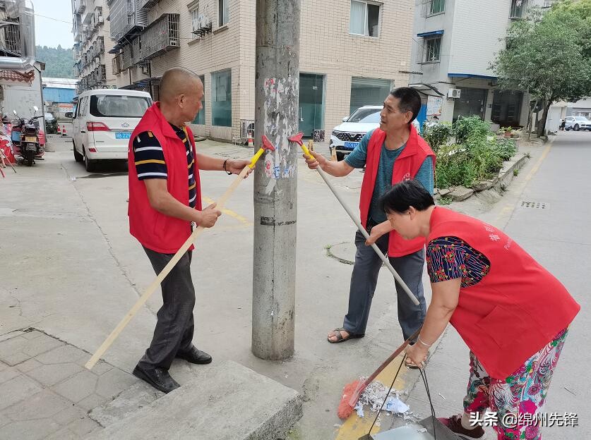 重拳整治牛皮癣我们一直在行动,干群齐心协力整治人居环境