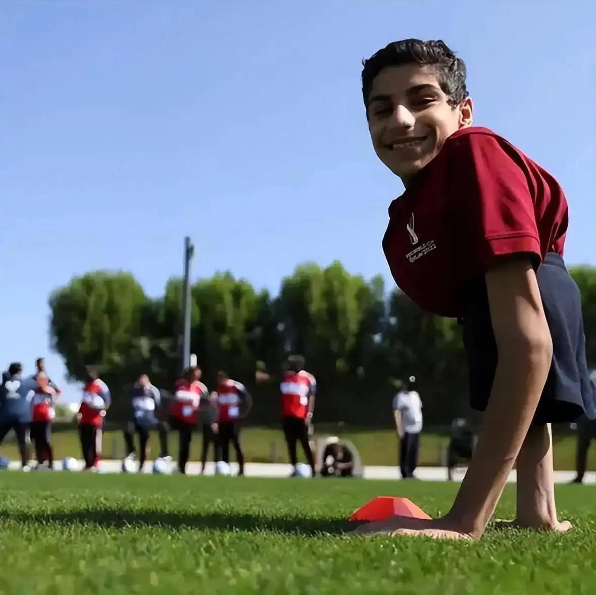 卡塔尔世界杯开幕式的那个人是谁,卡塔尔世界杯开幕式的小矮人是谁