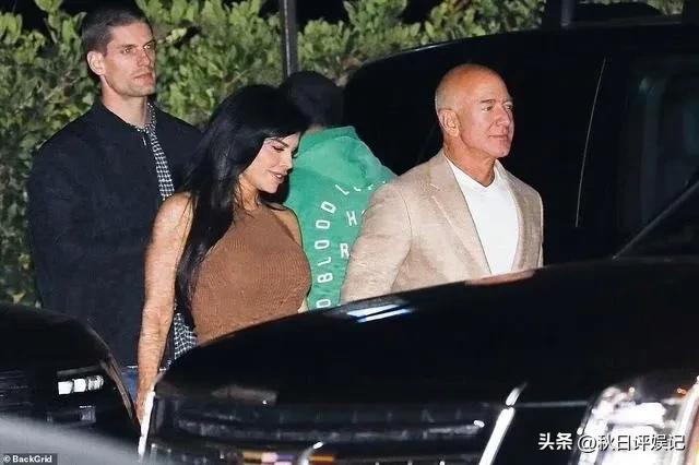 贝索斯携女友恩爱现秀场前排,贝索斯与女友出席活动